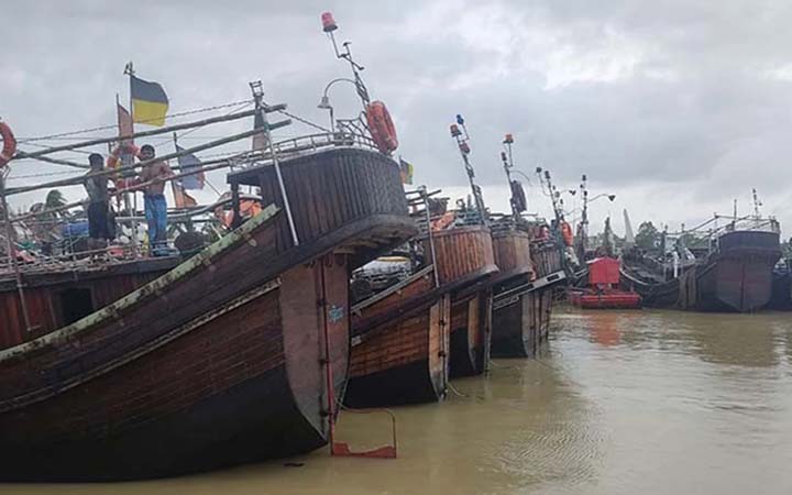 গভীর সমুদ্র থেকে ৮ দিন পর জীবিত ফিরলেন নিখোঁজ ৫ জেলে